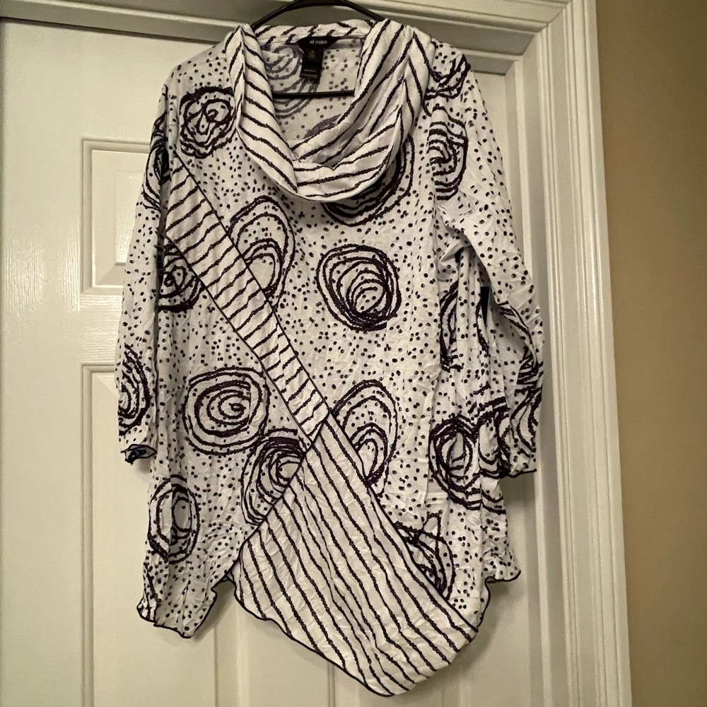 Ali Miles Ali Miles NWT Ali Miles Top three quarter length sleeve.